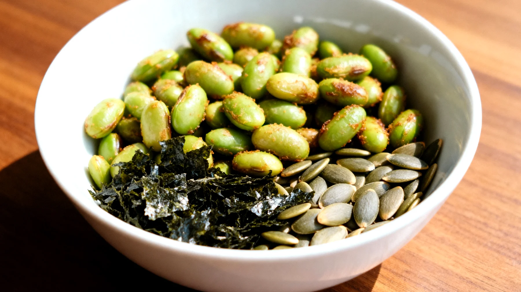 Edamame tostati con semi di zucca e alga nori"