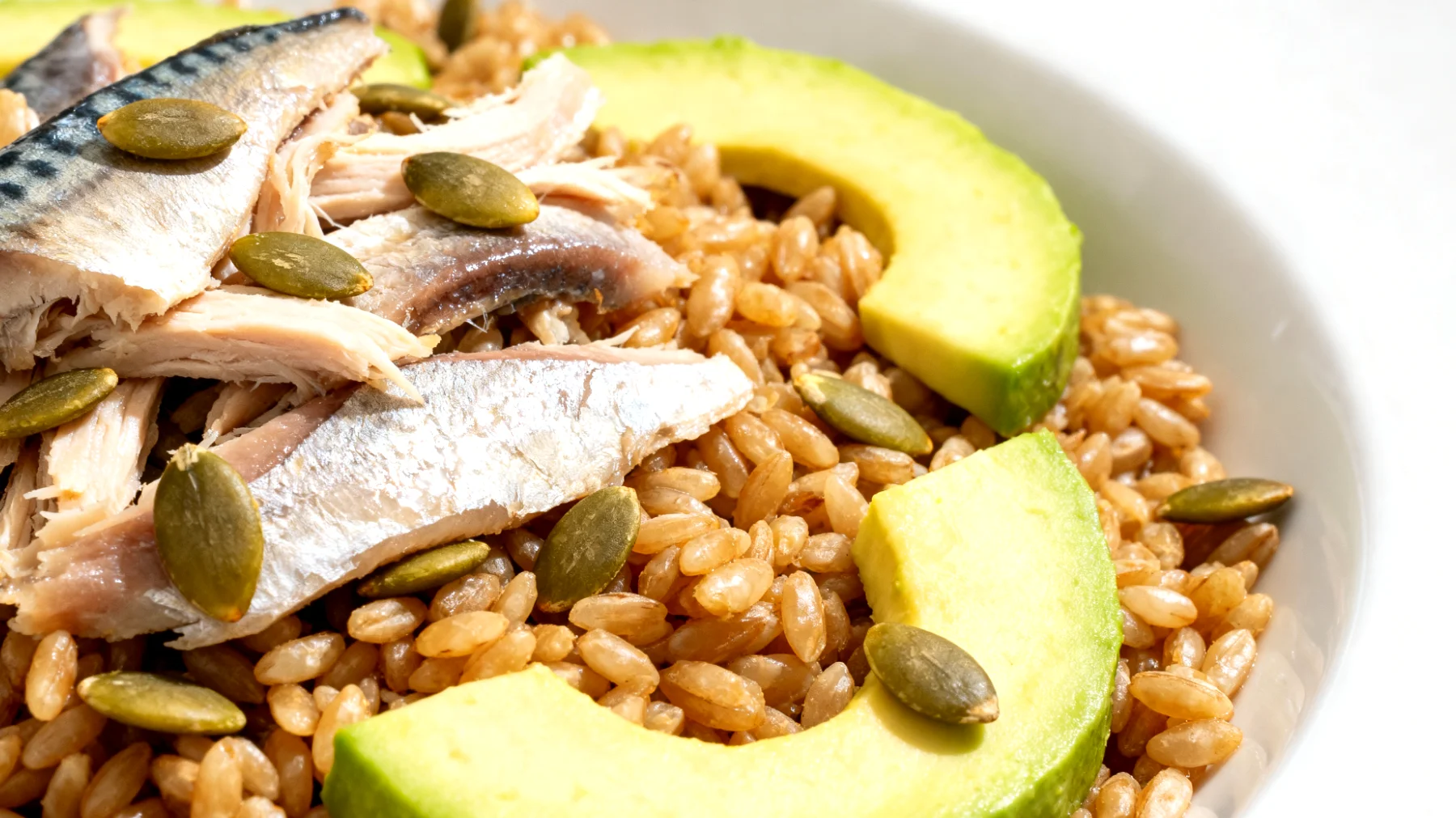 Insalata di farro con sgombro, avocado e semi di zucca"