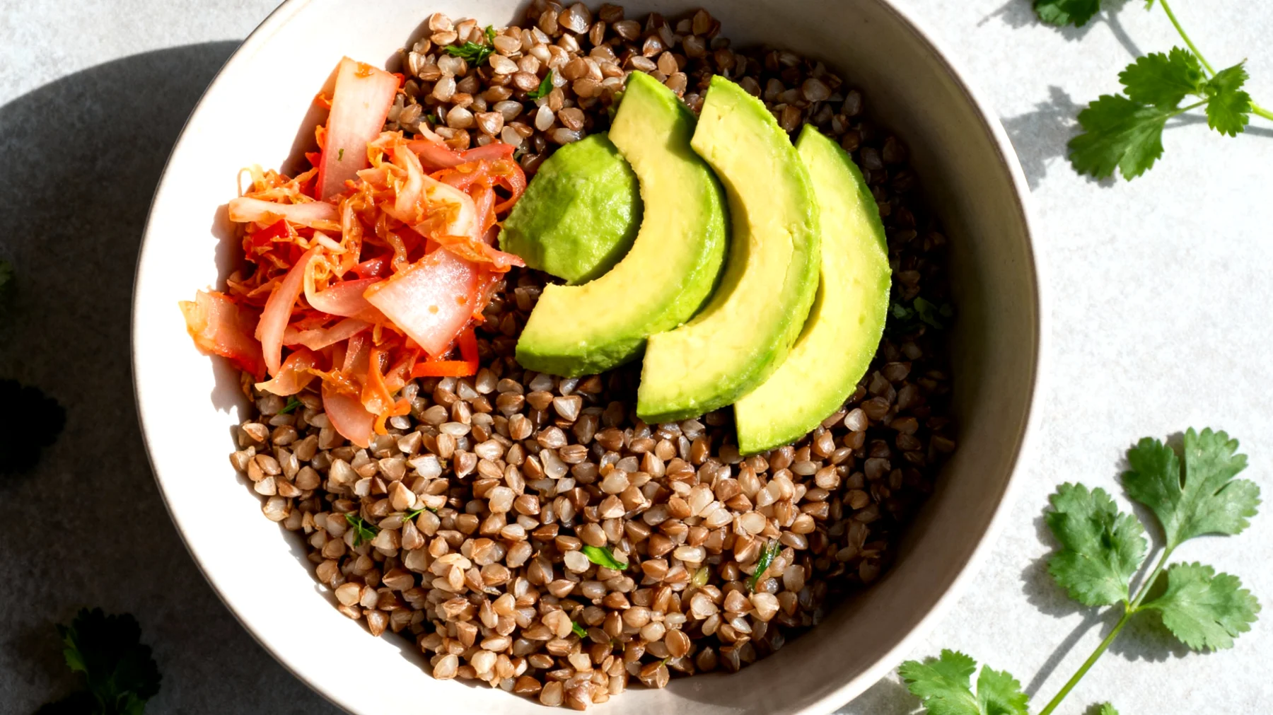 Insalata di grano saraceno con verdure fermentate e avocado"
