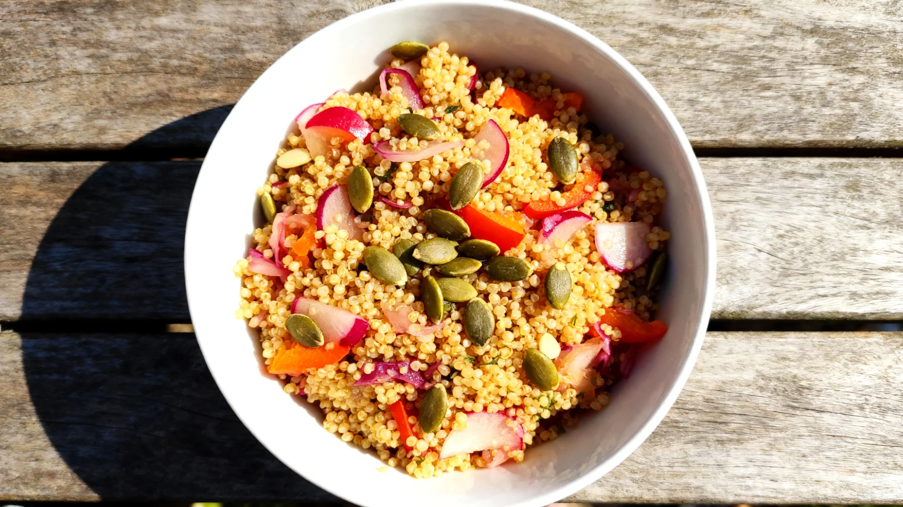 Insalata di miglio con verdure fermentate e semi di zucca"
