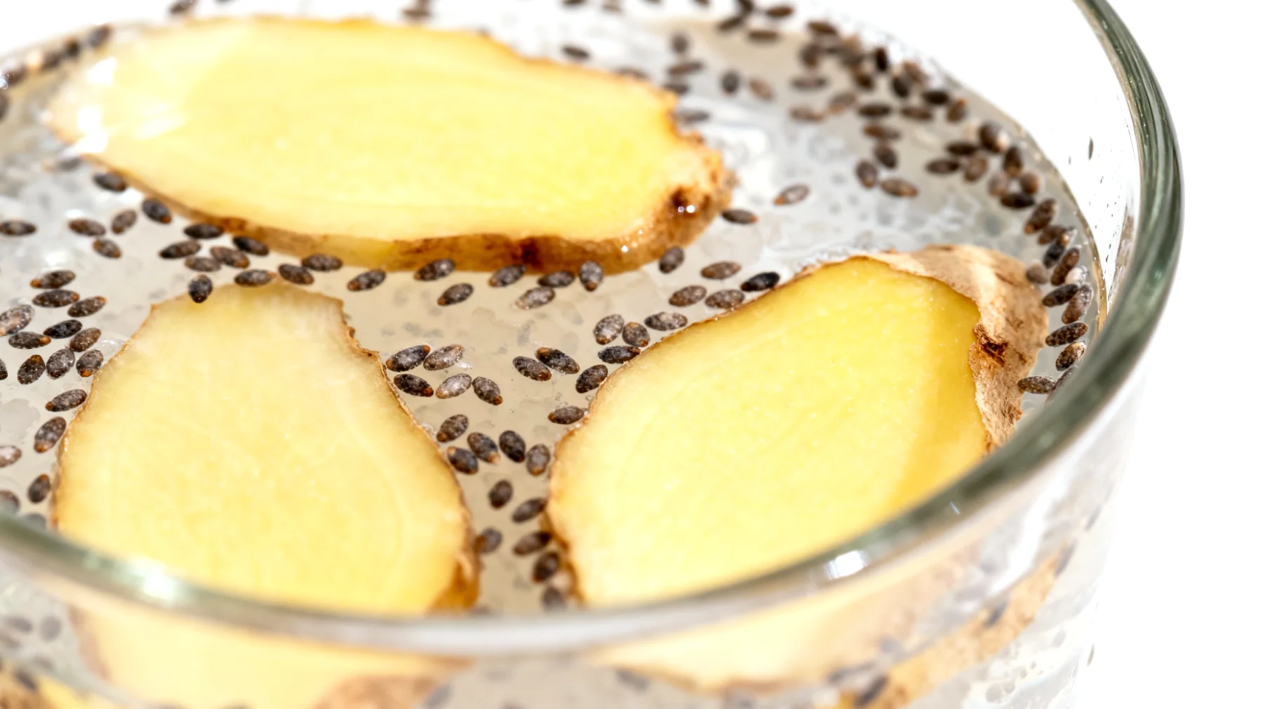 Kefir d'acqua con zenzero fresco e semi di chia"