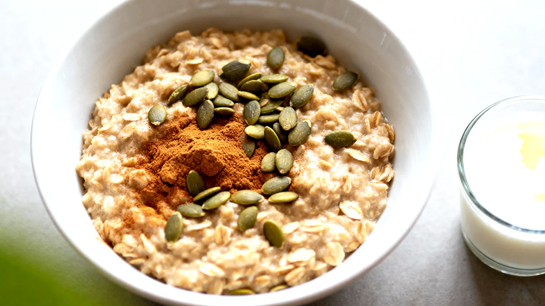 Porridge di avena con semi di zucca, cannella e kefir"
