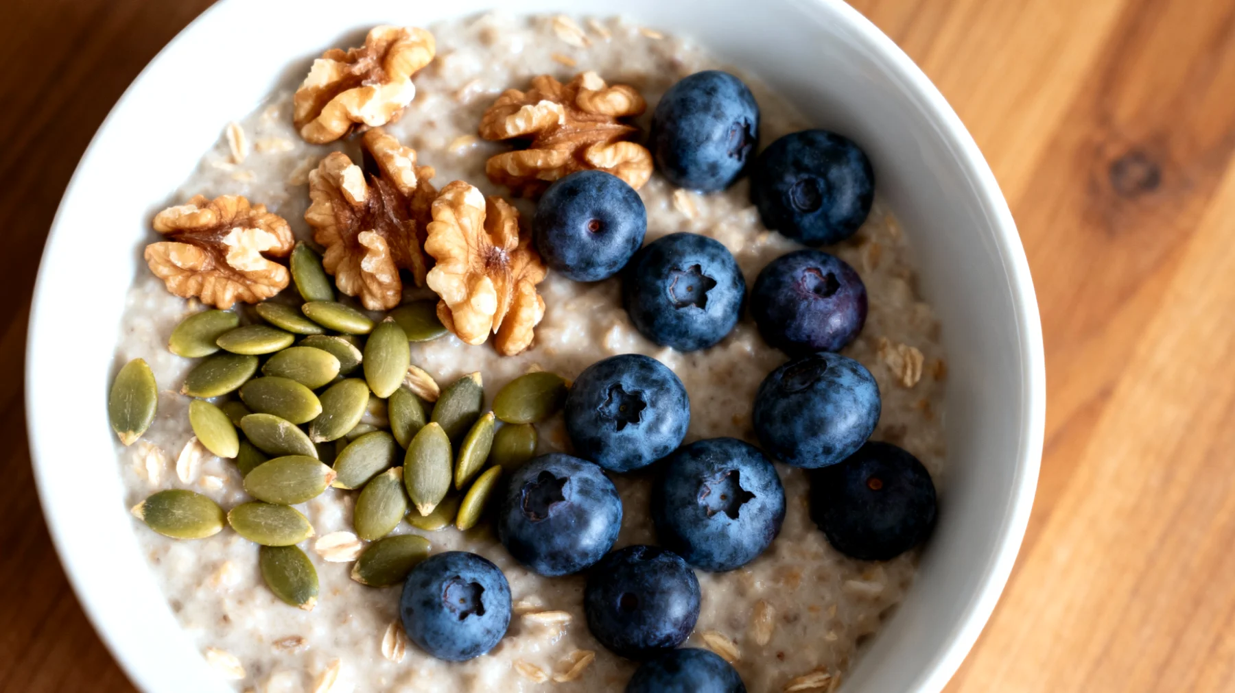 Porridge di avena con semi di zucca, noci e mirtilli"