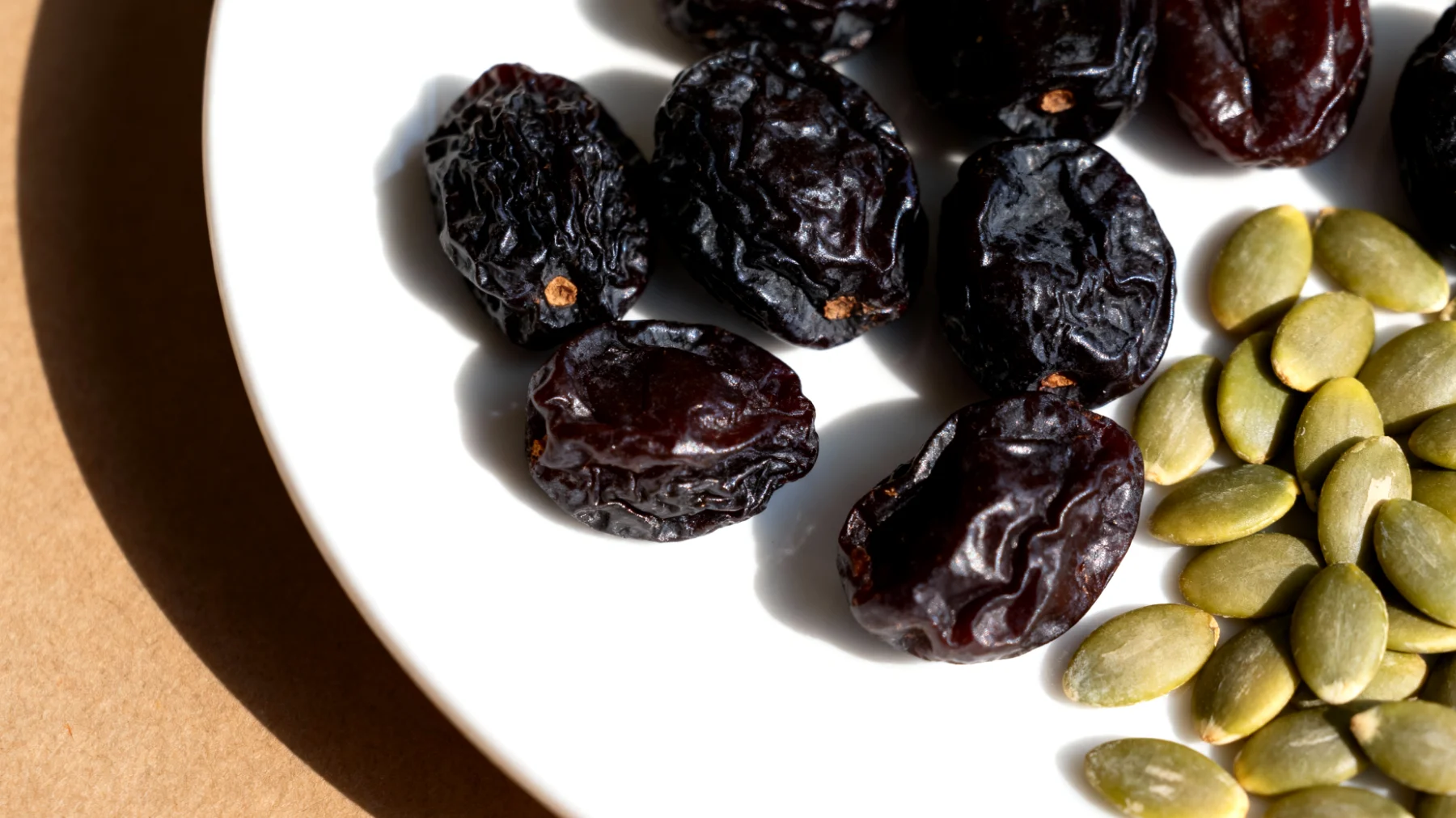 Prugne secche con semi di zucca"