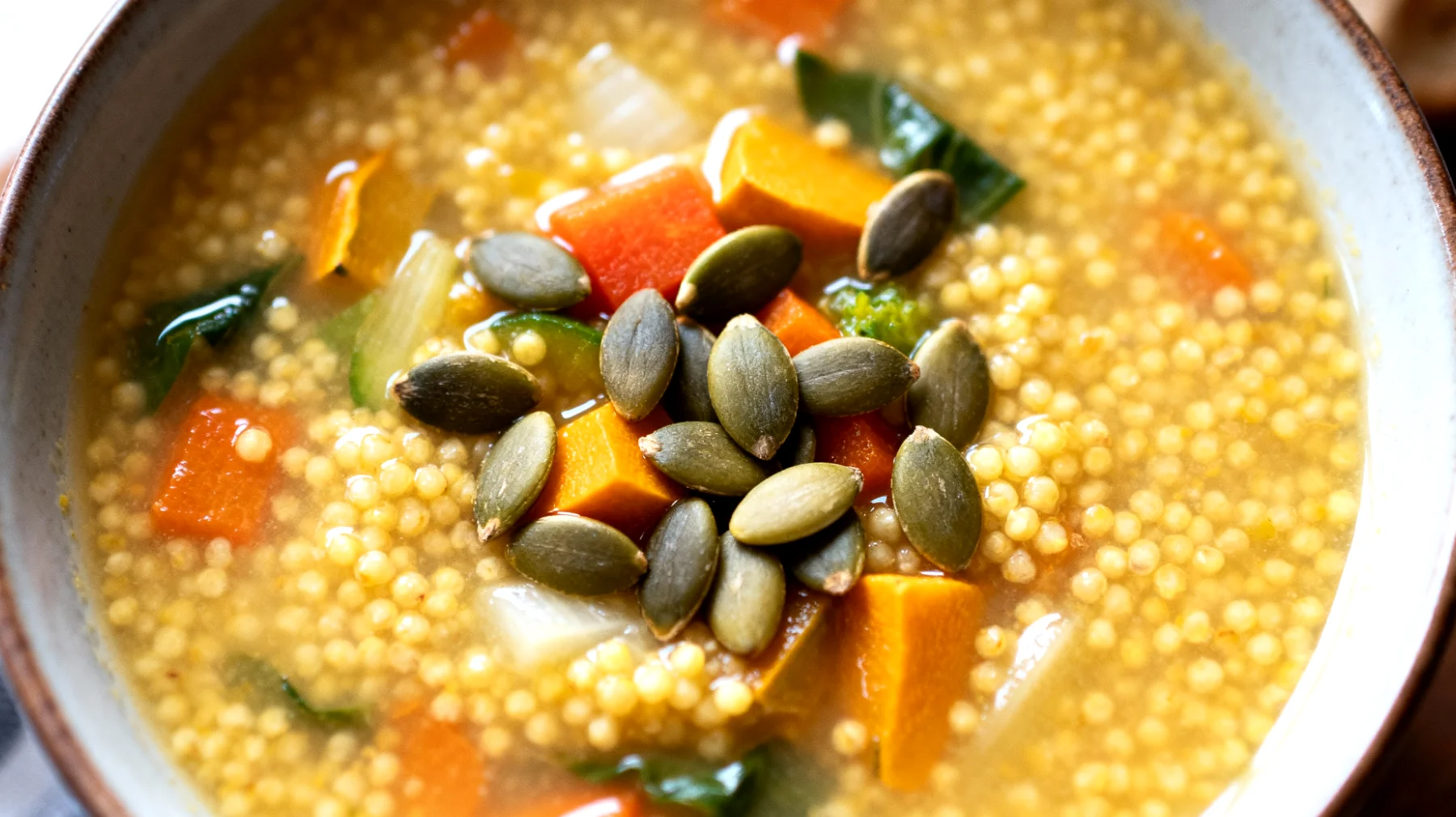 Zuppa di miglio con verdure e semi di zucca"