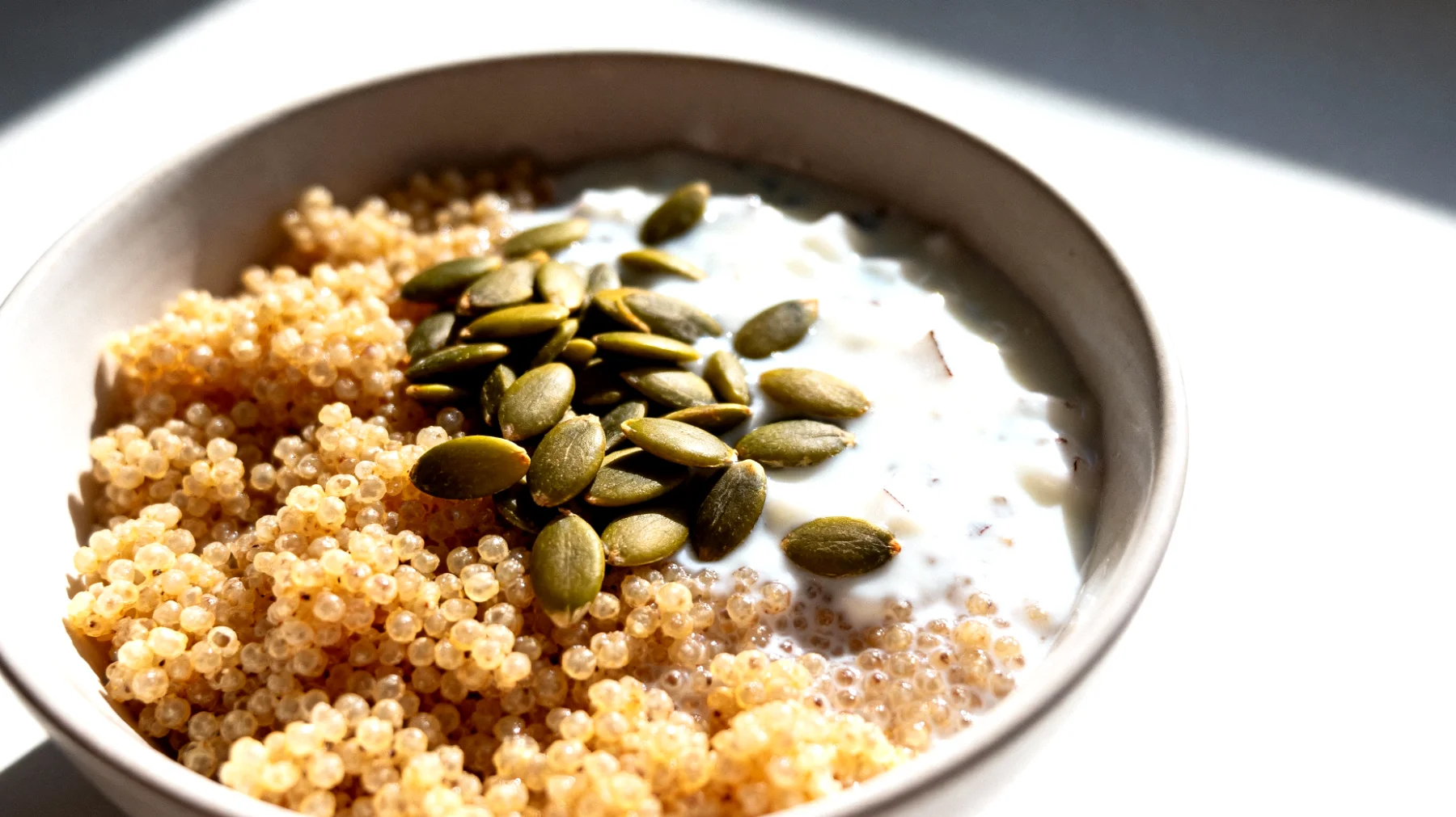 Amaranto soffiato con kefir di cocco e semi di zucca"