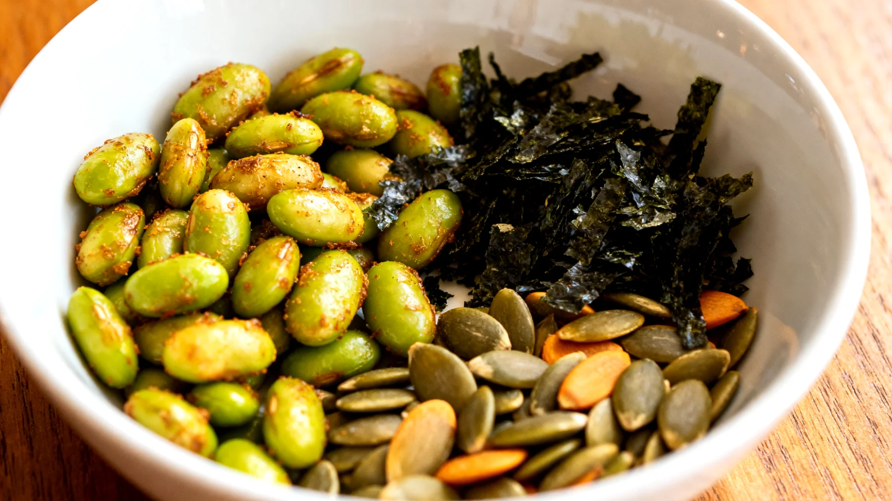 Edamame tostati con semi di zucca e alga nori"
