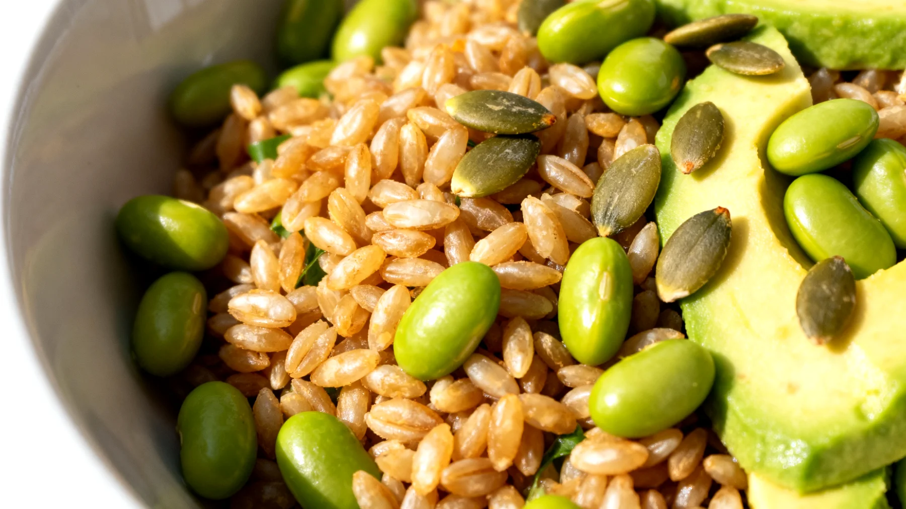 Insalata di farro con edamame, avocado e semi di zucca"