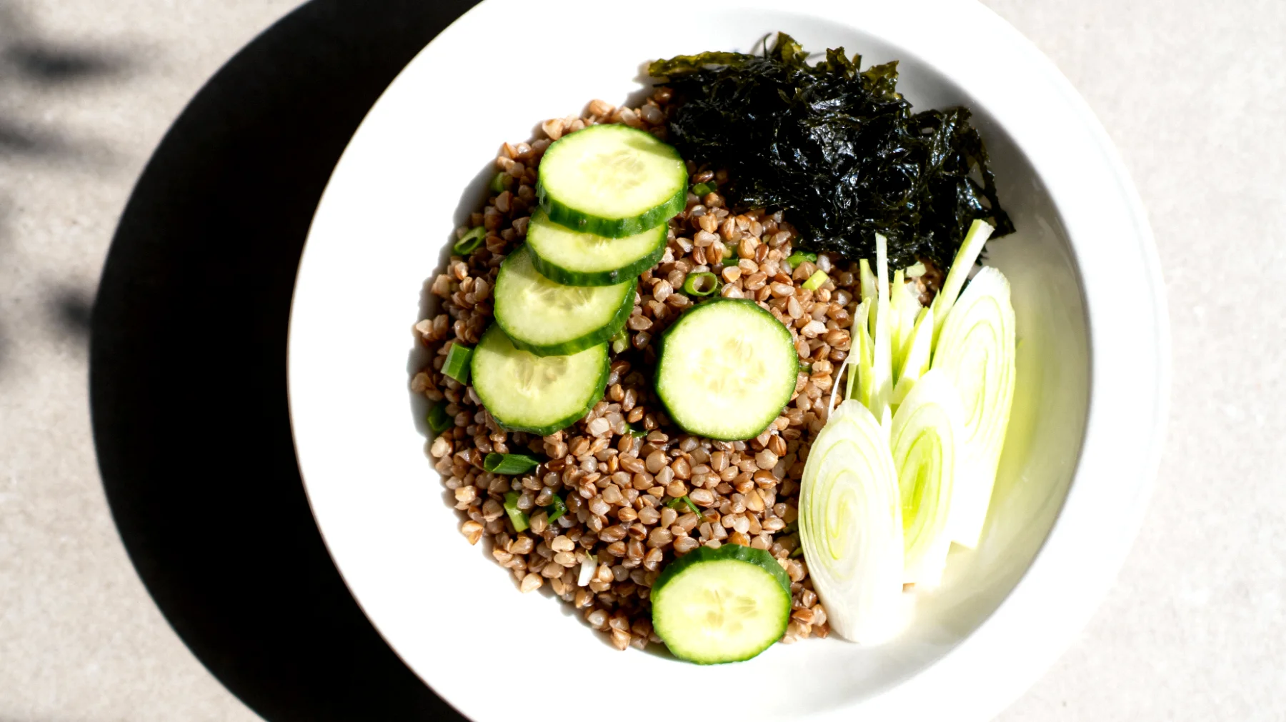 Insalata di grano saraceno con cetrioli, finocchio e alghe wakame"