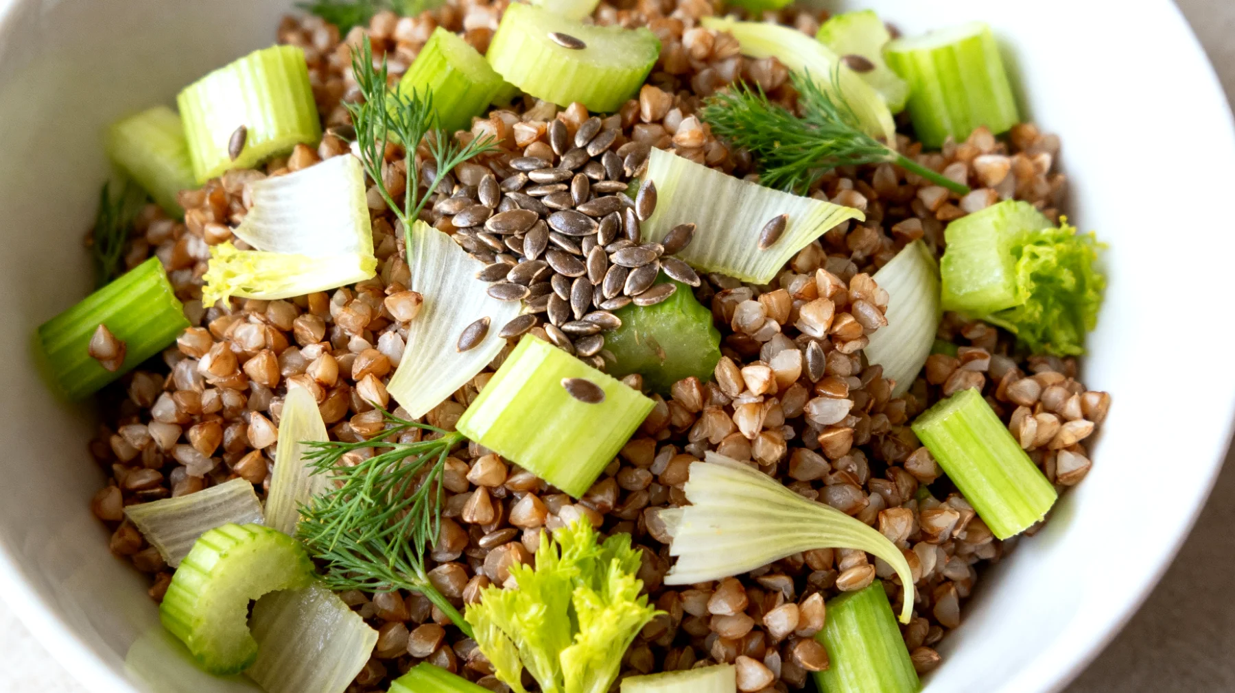 Insalata di grano saraceno con sedano, finocchi e semi di lino"