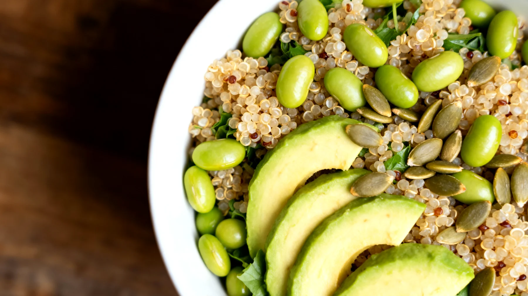 Insalata di quinoa con edamame, avocado e semi di zucca"