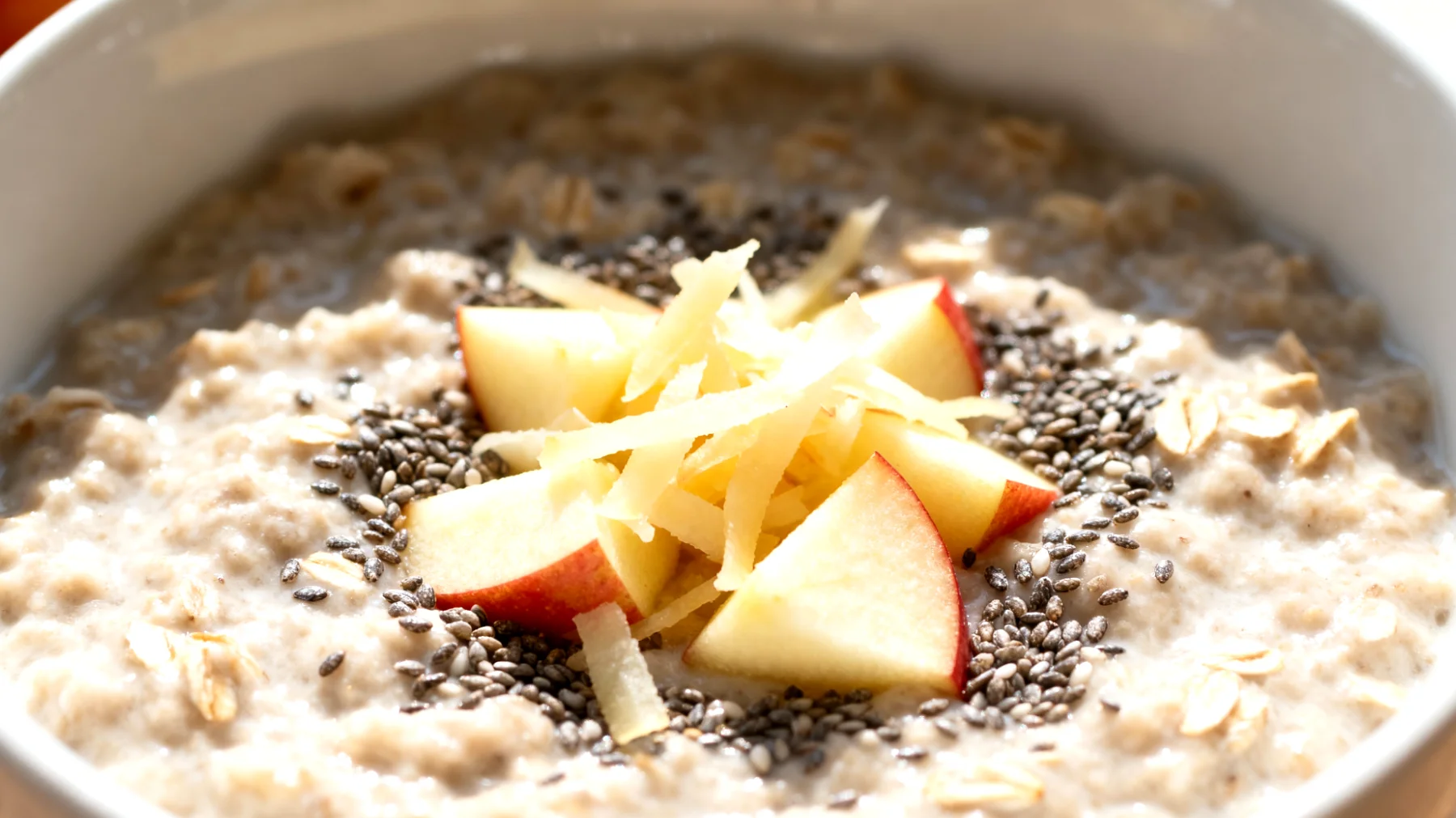 Porridge di avena con semi di chia e mela grattugiata"