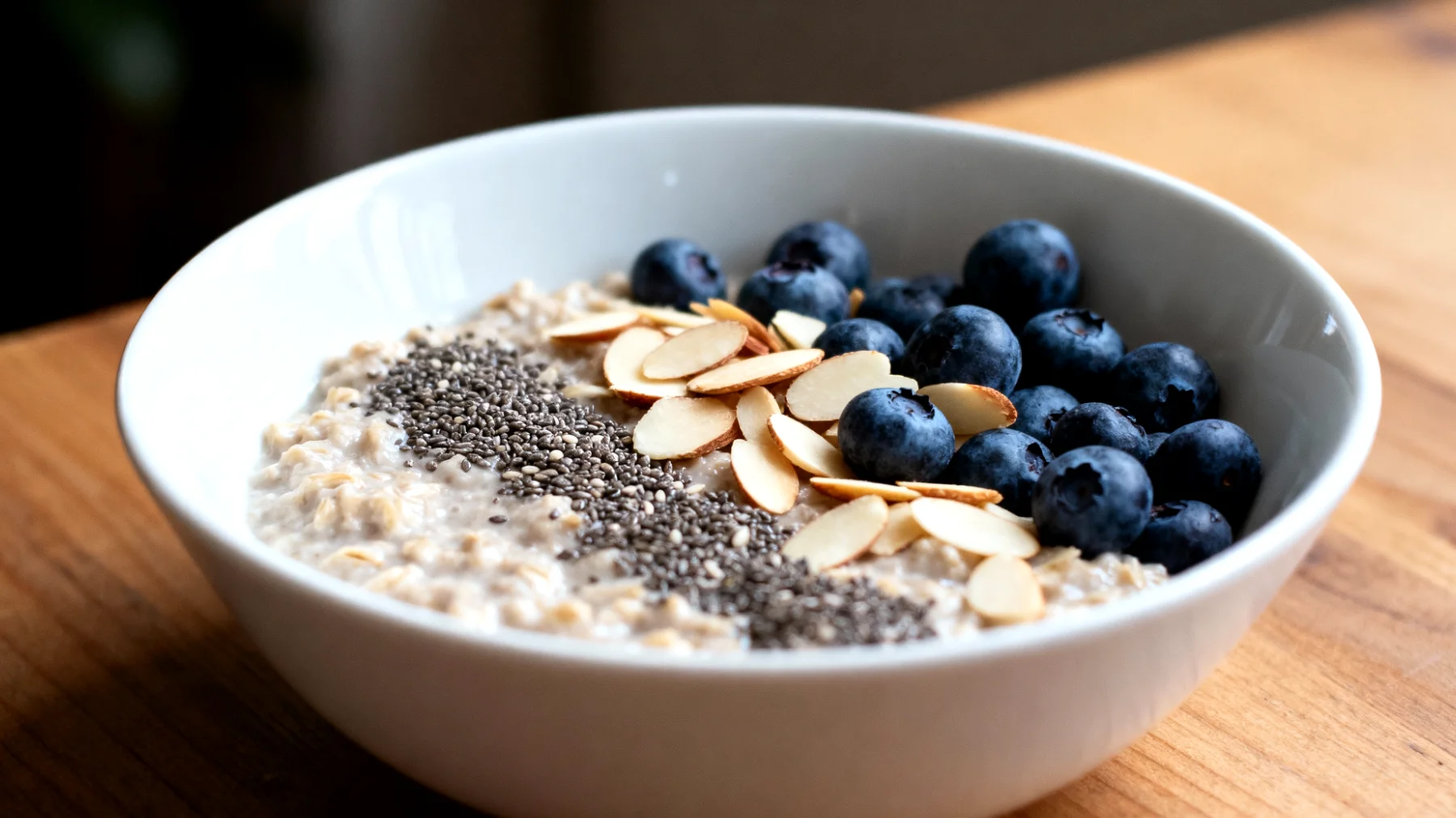 Porridge di avena con semi di chia, mandorle e mirtilli"