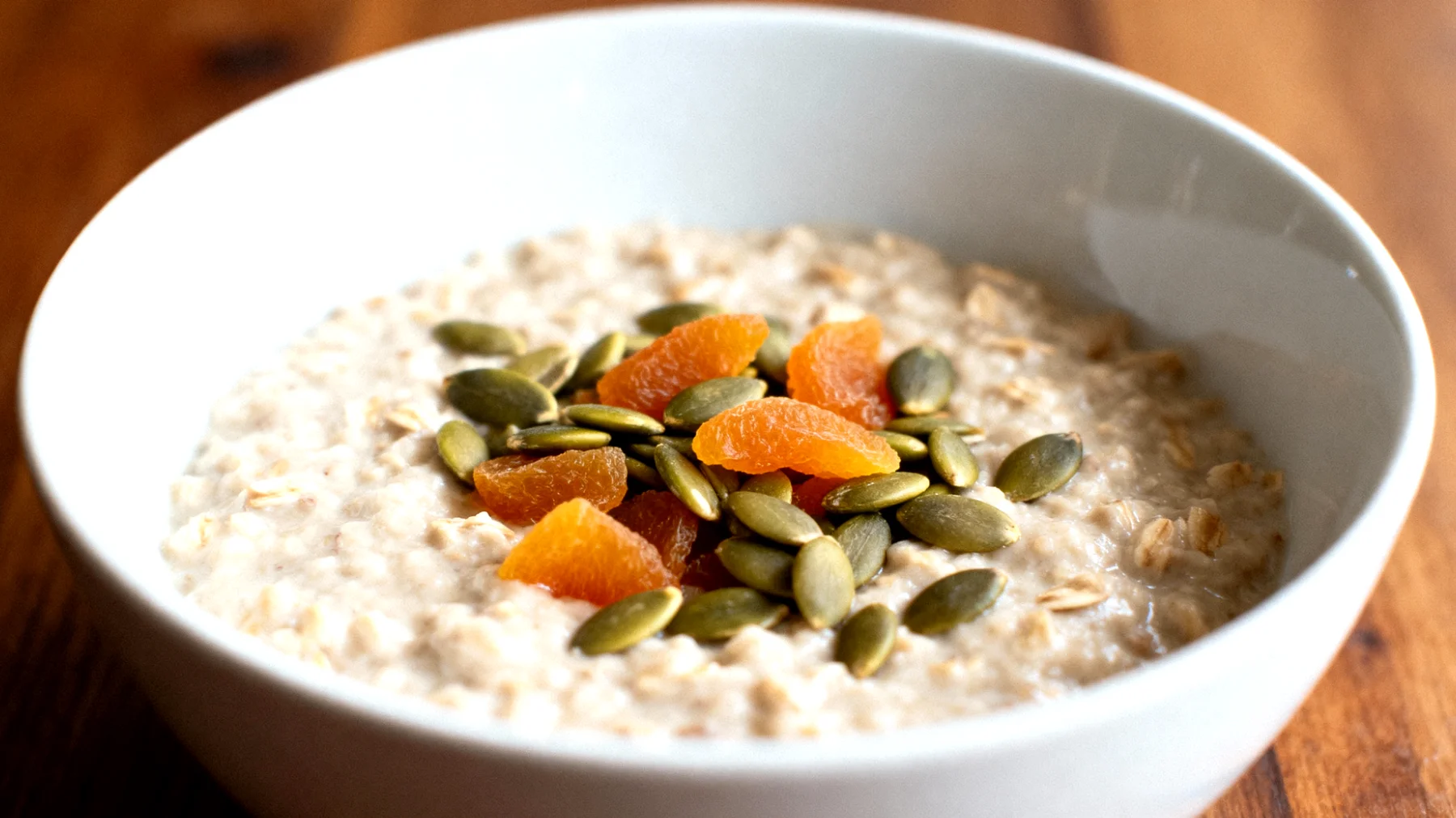 Porridge di avena con semi di zucca e albicocche secche"