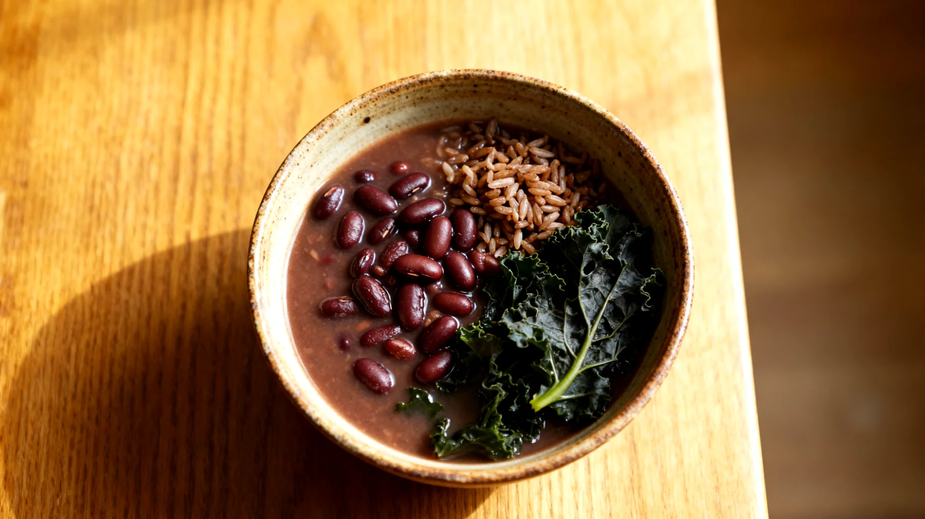 Zuppa di azuki con cavolo nero e riso integrale"
